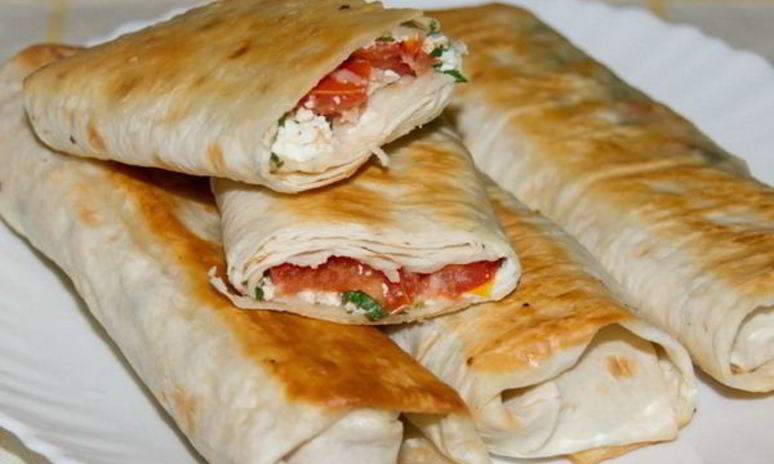 Рецепт рулетов из лаваша с творогом и помидорами