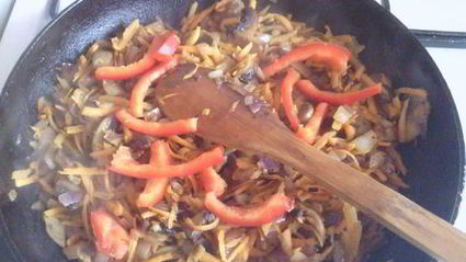 рыбное филе на овощной подушке в лаваше