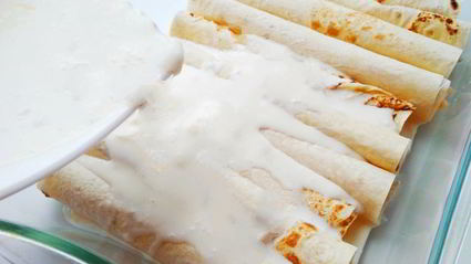 трубочки из лаваша, запеченные в соусе