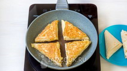 жареный лаваш с колбасой и сыром