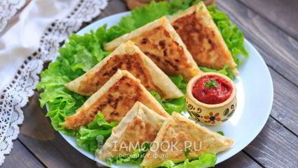 жареный лаваш с колбасой и сыром