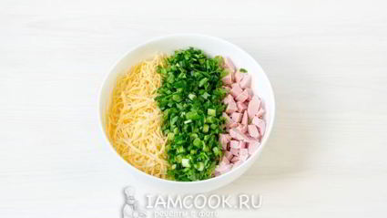 жареный лаваш с колбасой и сыром