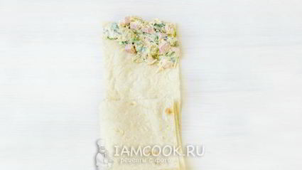 жареный лаваш с колбасой и сыром