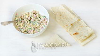 жареный лаваш с колбасой и сыром