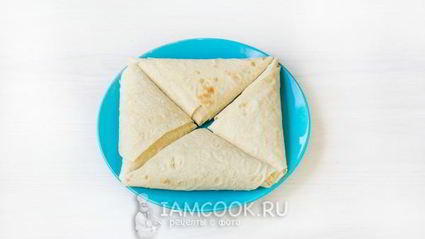 жареный лаваш с колбасой и сыром