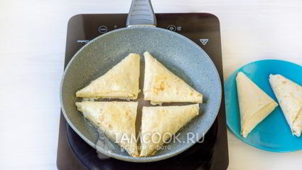 жареный лаваш с колбасой и сыром