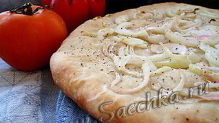 Фокачча с жареным луком и сыром