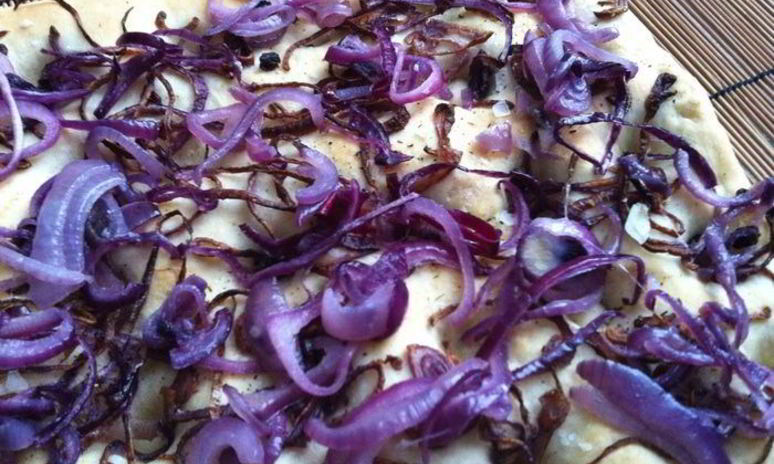 Рецепт фокаччи с жареным луком