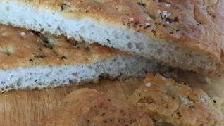 Фокачча тонкая с чесноком