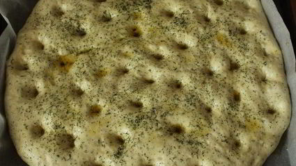 картофельная фокачча с печеным чесноком и укропом