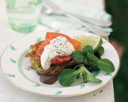 Копченая форель на картофельной лепешке со шнитт-луком, сметаной и хреном