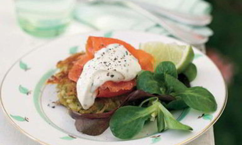 Рецепт копченой форели на картофельной лепешке со шнитт-луком, сметаной и хреном