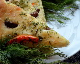 Лепешка с помидором, оливками и укропом