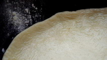 лепешка с помидором, оливками и укропом