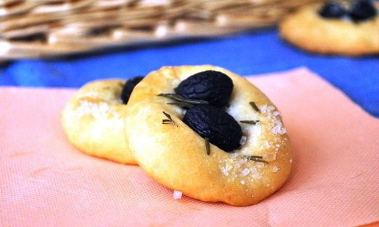 Рецепт лепешек с чесноком и розмарином