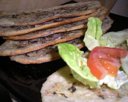 Лепешки с пармезаном, мятой и песто из молодого лука