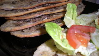 Лепешки с пармезаном, мятой и песто из молодого лука