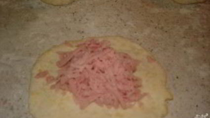 лепешки с сыром и колбасой