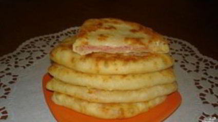 лепешки с сыром и колбасой