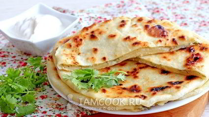 лепешки с творогом и зеленью на сковороде