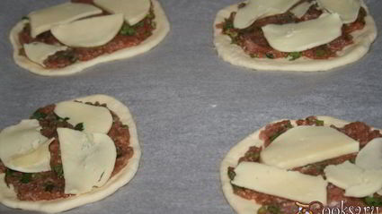 лепешки со свининой и сыром