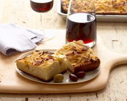 Луковая фокачча с оливками и красным вином