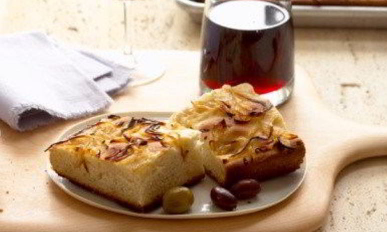 Рецепт луковой фокаччи с оливками и красным вином