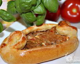 Пиде — турецкие лепешки с фаршем, фетой и помидорами