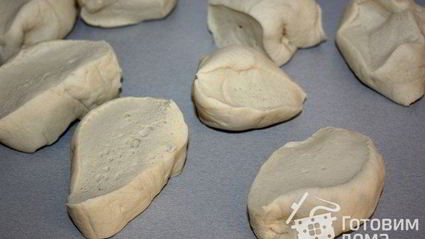 пиде — турецкие лепешки с фаршем, фетой и помидорами