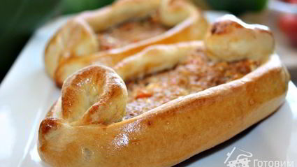 пиде — турецкие лепешки с фаршем, фетой и помидорами