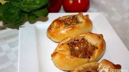 пиде — турецкие лепешки с фаршем, фетой и помидорами