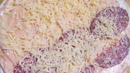 тортильи запеченные с сыром и колбасой