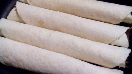 тортильи запеченные с сыром и колбасой