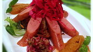 Вегетарианские сосиски с квашеной капустой на лепешке из кабачков с яблочно-морковным пюре