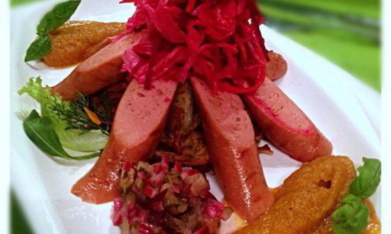 Рецепт вегетарианских сосисок с квашеной капустой на лепешке из кабачков с яблочно-морковным пюре