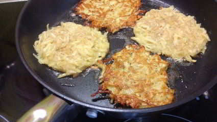 вегетарианские сосиски с квашеной капустой на лепешке из кабачков с яблочно-морковным пюре