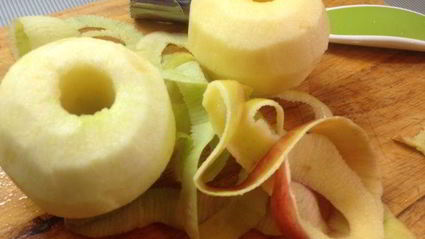 вегетарианские сосиски с квашеной капустой на лепешке из кабачков с яблочно-морковным пюре