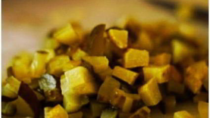 вегетарианские сосиски с квашеной капустой на лепешке из кабачков с яблочно-морковным пюре