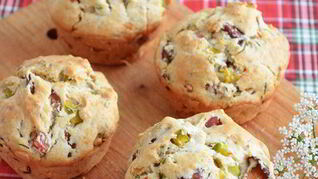 Летние маффины с лисичками и ветчиной