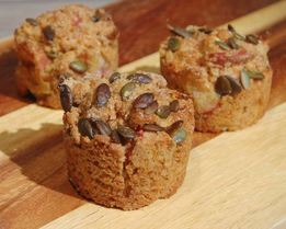 Маффины из полбяной муки с яблоком, морковью и тыквенными семечками