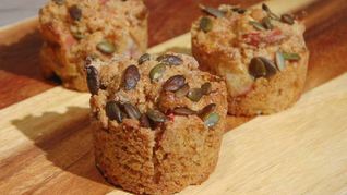 Маффины из полбяной муки с яблоком, морковью и тыквенными семечками