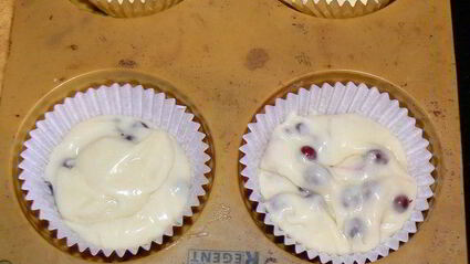 маффины с брусникой и белым шоколадом