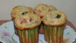 Маффины с колбасой и сыром