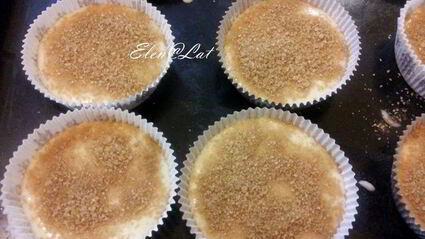 маффины с корицей, коричневым сахаром и вареньем