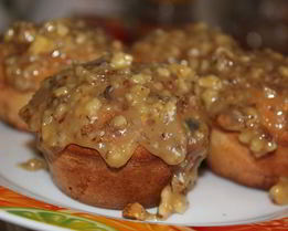 Маффины с яблоком и изюмом с медово-ореховой глазурью