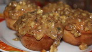 Маффины с яблоком и изюмом с медово-ореховой глазурью