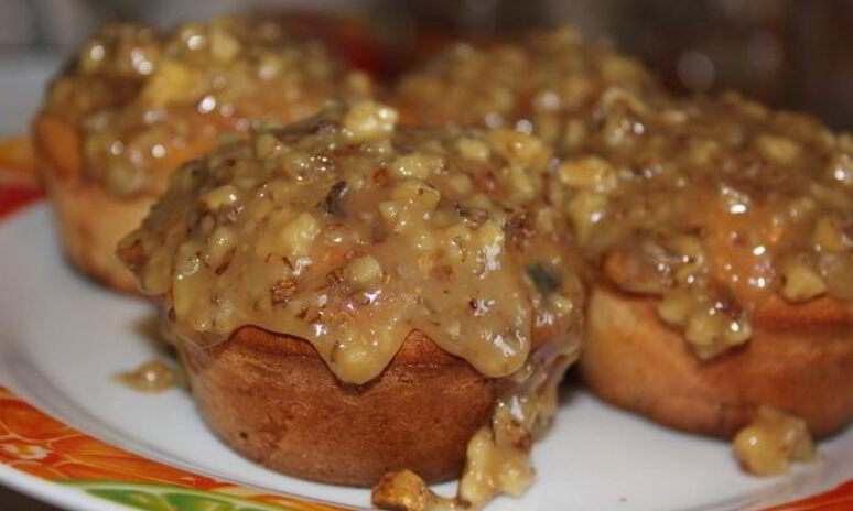 Рецепт маффинов с яблоком и изюмом с медово-ореховой глазурью