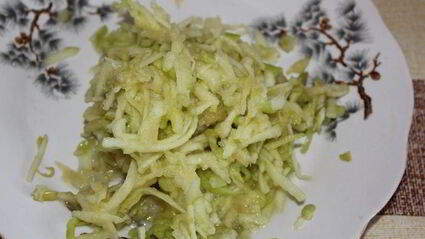 маффины с яблоком и изюмом с медово-ореховой глазурью