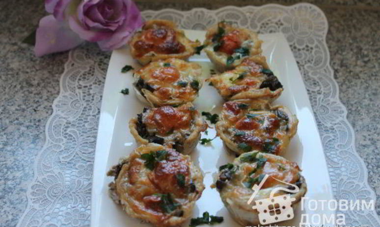 Рецепт мясных маффинов из куриного филе, грибов и сыра моцарелла