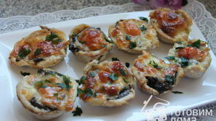 мясные маффины из куриного филе, грибов и сыра моцарелла